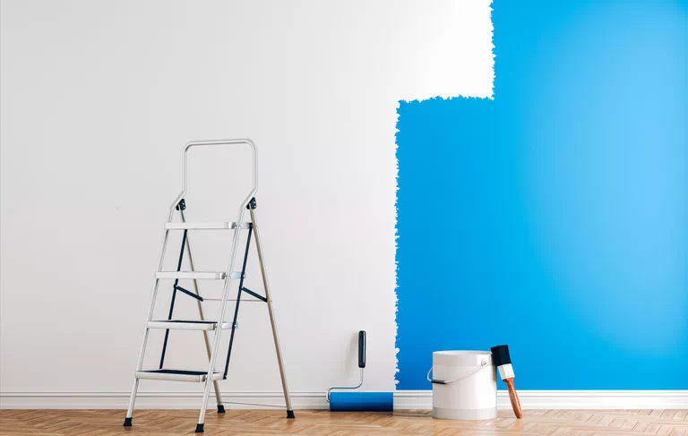 malowanie ściany na niebiesko
